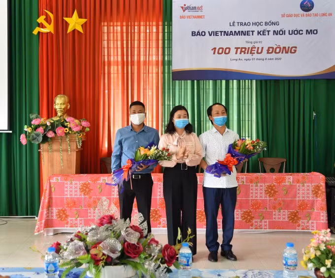 Bà Lê Thị Song An - Phó Giám đốc Sở Giáo dục và Đào tạo Long An trao hoa cảm ơn cho đại điện đơn vị tổ chức và tài trợ.