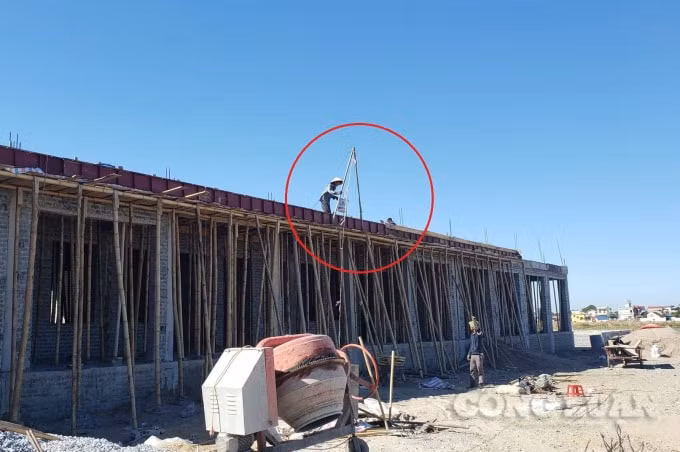 Các công nhân làm việc trong điều kiện không có các biện pháp bảo đảm an toàn lao động.