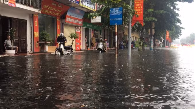 Mưa to kéo dài đã làm nhiều tuyến đường, phố bị ngập.