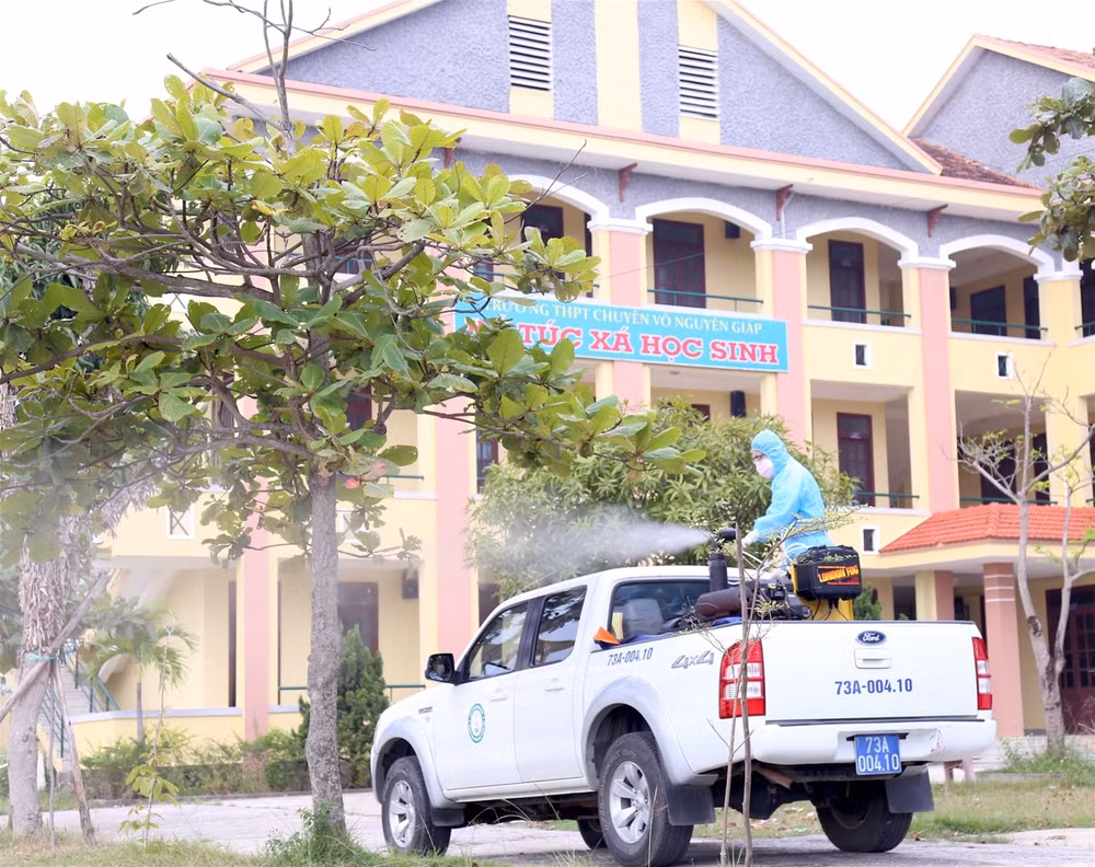 Ngành Y tế phun thuốc tiêu độc khử trùng tại trường THPT Chuyên Võ Nguyên Giáp (Đồng Hới - Quảng Bình). Ảnh: internet.