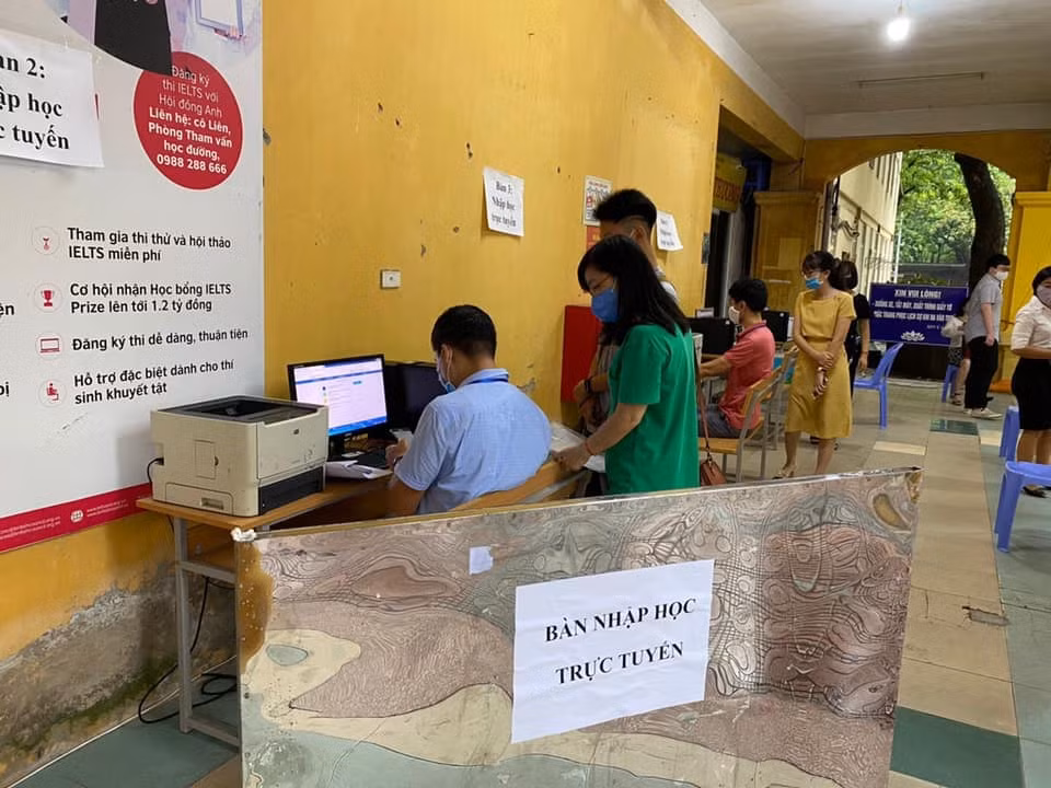 Nhiều trường THPT đã hỗ trợ học sinh nhập học trực tuyến. Ảnh: internet.