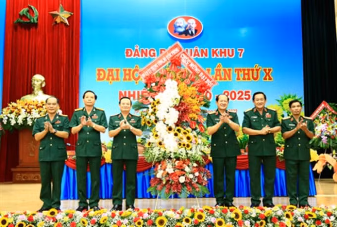Thượng tướng Bế Xuân Trường - Thứ trưởng Bộ quốc phòng tặng hoa chúc mừng đại hội