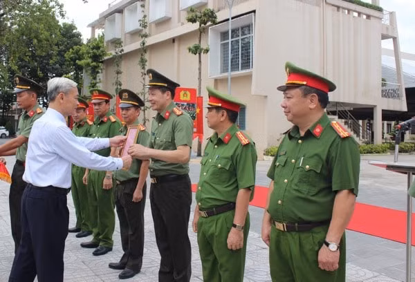 Bí thư Tỉnh ủy Nguyễn Phú Cường trao thư khen cho Đại tá Vũ Hồng Văn, Giám đốc Công an tỉnh.