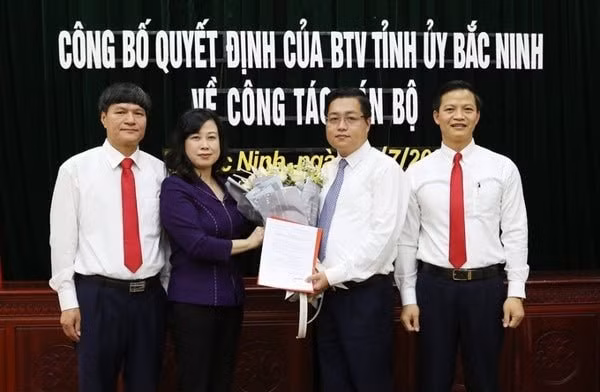 Ông Nguyễn Nhân Chinh (thứ hai từ phải qua) nhận quyết định giữ chức Bí thư Thành ủy Bắc Ninh. Ảnh: Tỉnh đoàn Bắc Ninh