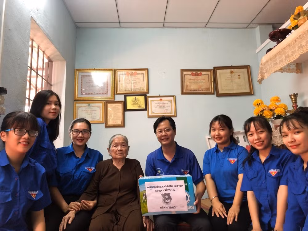 Đoàn viên, Thanh niên Bà Rịa - Vũng Tàu thăm hỏi và tặng quà cho mẹ Việt Nam Anh Hùng Trần Thị Lưỡng.