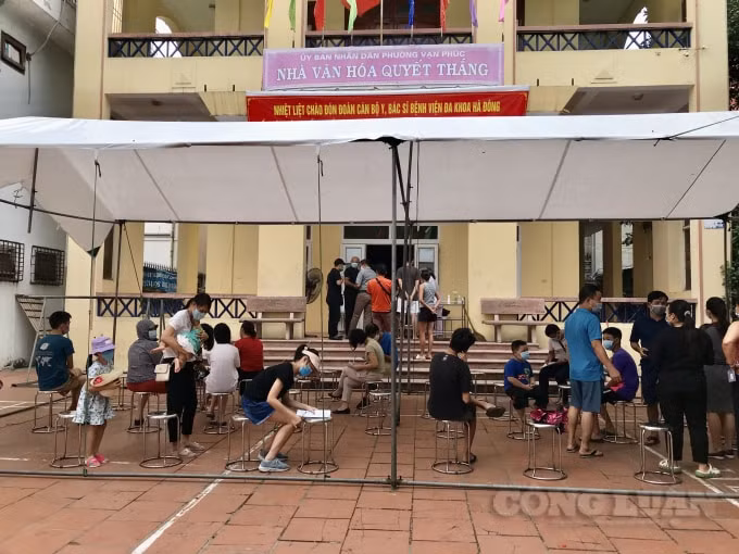 Trao đổi với PV Báo Nhà báo & Công luận, ông Đặng Quang Hải - Phó Chủ tịch UBND, trưởng Ban Chỉ đạo phòng chống dịch Covid-19 phường Vạn Phúc (Quận Hà Đông) cho biết, việc Test nhanh Covid-19 được tổ chức theo đúng hướng dẫn, đảm bảo an toàn cho tất cả nhân viên y tế và người dân đến làm xét nghiệm