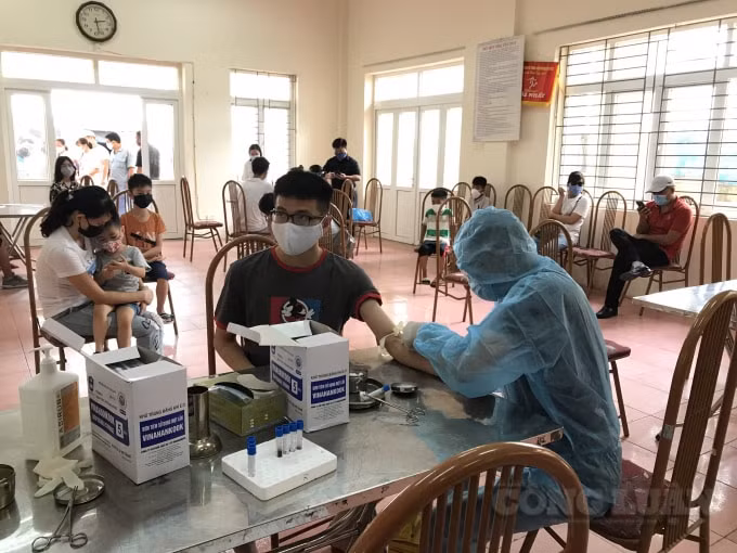 Người dân lấy mẫu xét nghiệm Test nhanh Covid-19