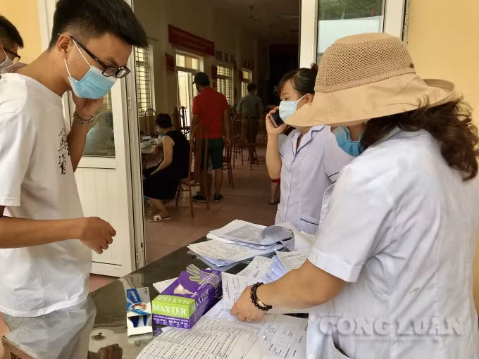 Người dân được hướng dẫn quy trình thực hiện Test nhanh Covid-19