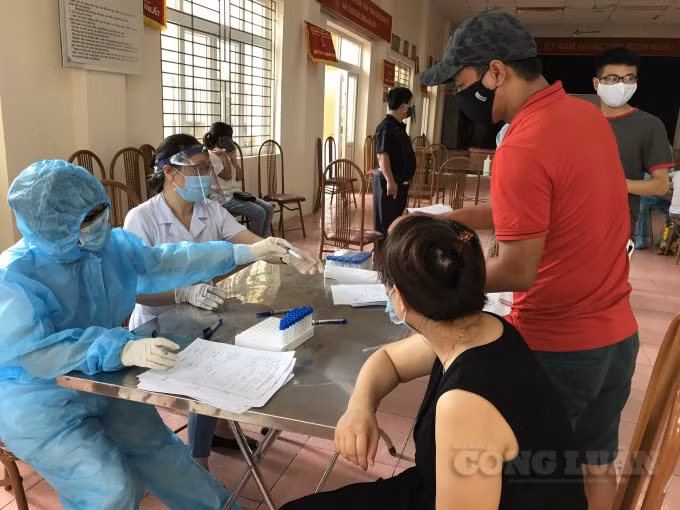 Theo cán bộ y tế, người dân thực hiện xét nghiệm sẽ kết quả sau đó vài ngày để tránh việc tụ tập đông người. Đối với những trường hợp có kết quả dương tính sẽ báo ngay cho chính quyền và các cơ quan chức năng kể kịp thời xử lý
