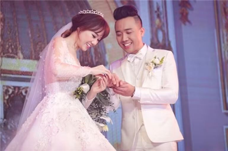 Trấn Thành đã cầu hôn Hari Won và cả hai chính thức nắm tay bước qua cánh cửa hôn nhân vào cuối năm 2016. Ảnh: internet.