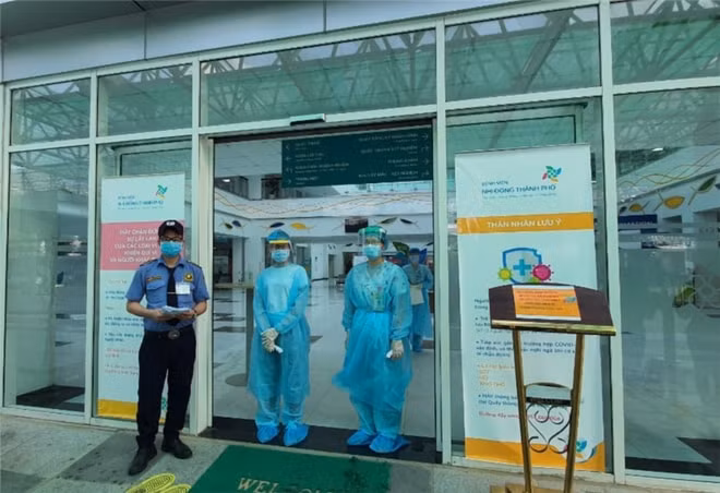 Các nhân viên y tế khám sàng lọc bệnh nhân tại Bệnh viện Nhi đồng Thành phố đều phải mặc đồ bảo hộ phòng dịch Covid-19. Ảnh: internet.