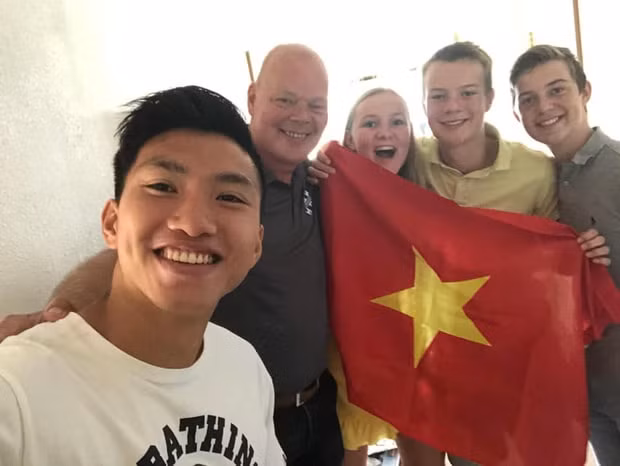 Cầu thủ Văn Hậu chụp ảnh cùng giám đốc Martin Koopman. Ảnh: internet.