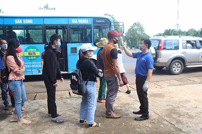 Hình ảnh cán bộ y tế chốt phòng dich trên QL14 đo thân nhiệt hành khách. Ảnh: internet.
