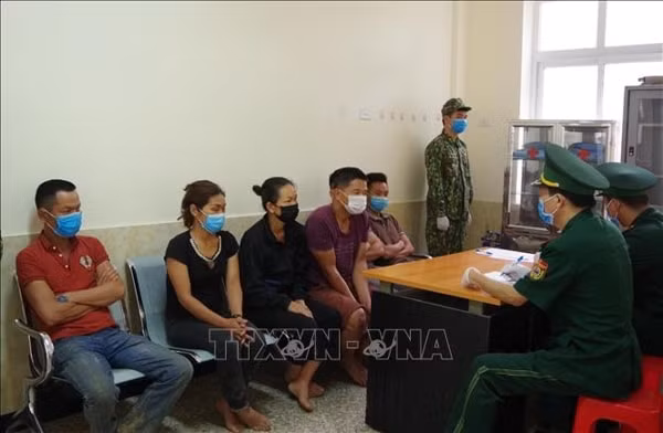 Bộ đội Biên phòng cửa khẩu Tân Thanh lấy lời khai các đối tượng nhập cảnh trái phép ngày 1/8/2020. Ảnh: TTXVN