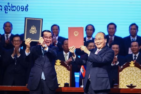 Thủ tướng Nguyễn Xuân Phúc và Thủ tướng Campuchia Hun Sen ký kết văn kiện pháp lý ghi nhận thành quả công tác phân giới cắm mốc biên giới trên đất liền Việt Nam - Campuchia