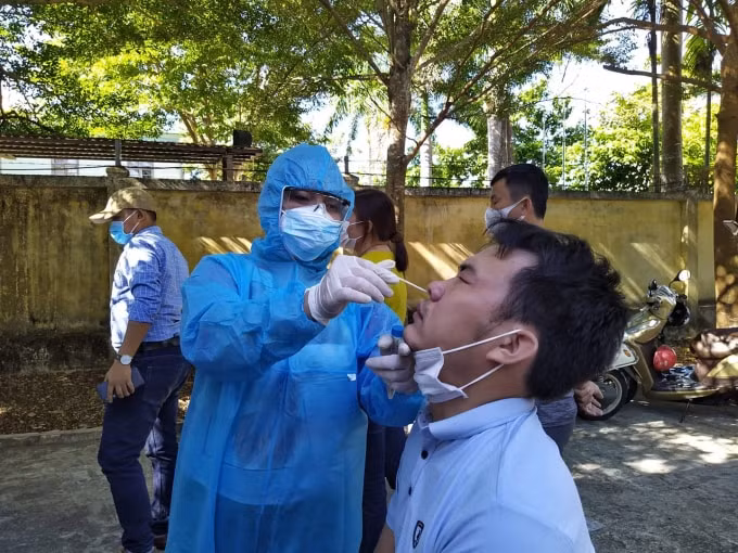 Lấy mẫu xét nghiệm. (ảnh Thanh Thắng)