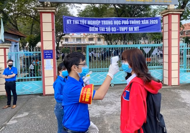 Thực hiện đo thân nhiệt cho thí sinh tại Trường THPT An Mỹ. Ảnh: internet.