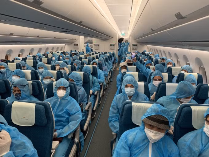 Toàn bộ hành khách và tổ bay được trang bị đồ bảo hộ toàn thân trong suốt hành trình về Việt Nam.