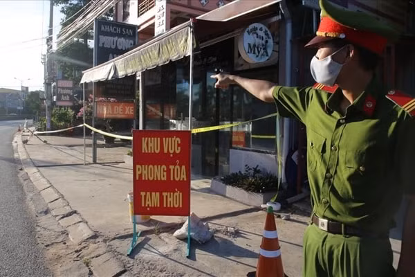 Khu vực phong tỏa ở đường Lê Duẩn, phường Đông Giang, TP.Đông Hà, tỉnh Quảng Trị. Ảnh: LĐO