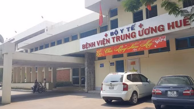 Bệnh viện Trung ương Huế nhận điều trị thêm tám ca nhiễm COVID-19 từ Đà Nẵng. Ảnh: TL.