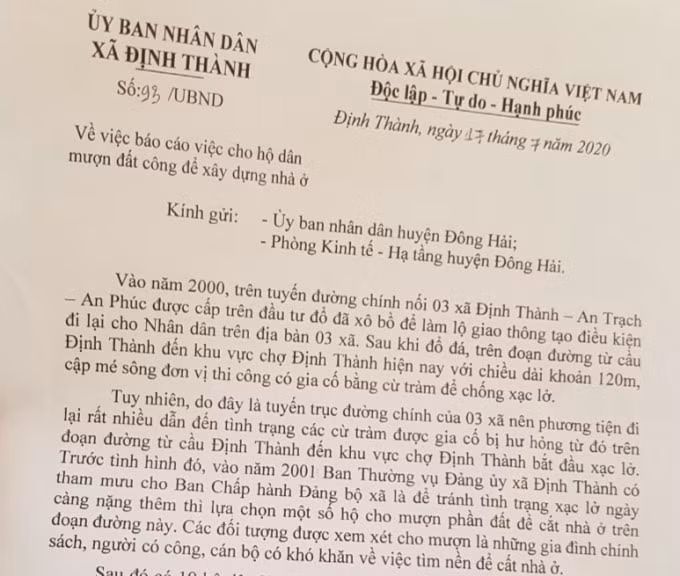 Báo cáo của UBND xã Định Thành về việc cho các hộ mượn đất công để xây dựng nhà ở. (Ảnh: Minh Luân)