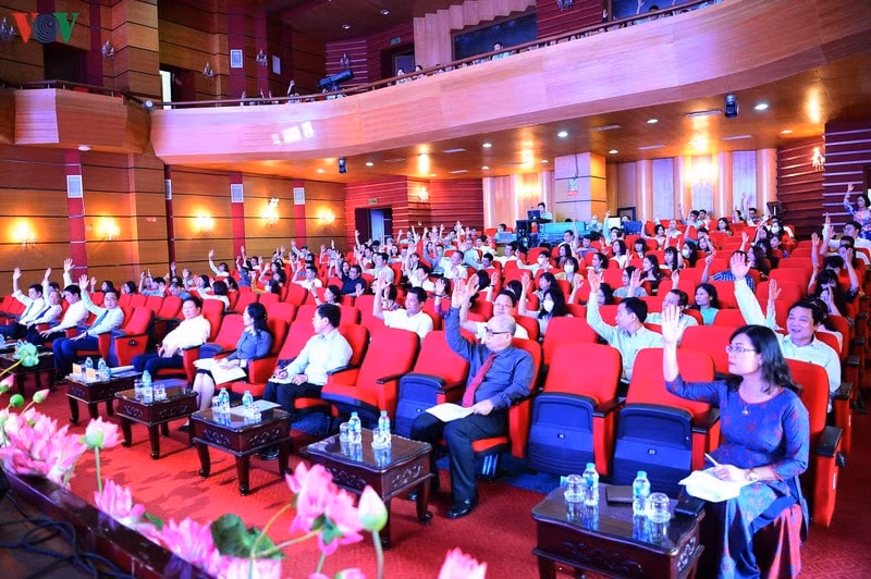 Các đại biểu biểu quyết tại Đại hội.