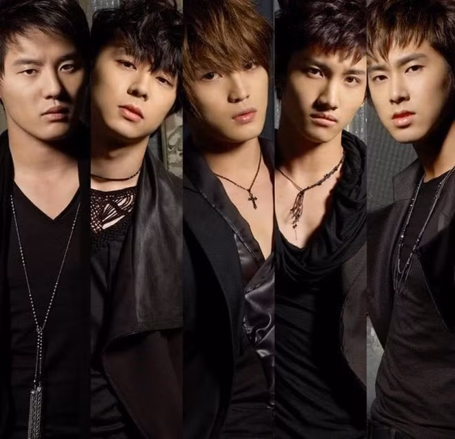 Park Yoochun (thứ 2 từ trái qua phải) từng là thành viên nhóm nhạc huyền thoại DBSK.