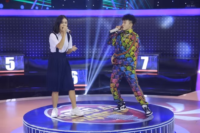 Kay Trần song ca với thí sinh Tuyết Minh. Ảnh: BTC.