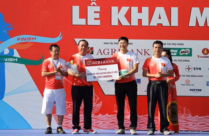 Ông Tiết Văn Thành - Tổng giám đốc&nbsp;Agribank (Thứ 2 từ bên trái)&nbsp;trao tặng xe cứu thương&nbsp;cho quân và dân huyện đảo Lý Sơn,