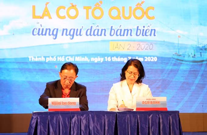 Bà Nguyễn Thị Phượng - Phó Tổng giám đốc Agribank và ông Bùi Thanh Liêm - Phó Tổng biên tập báo Người Lao Động đã ký kết biên bản ghi nhớ đồng hành cùng chương trình “Một triệu lá cờ Tổ quốc cùng ngư dân bám biển”.