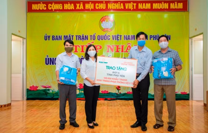 Thông qua Ủy ban MTTQ Việt Nam tỉnh Phú Yên, đại diện Tập đoàn Hưng Thịnh trao tặng các trang thiết bị y tế phòng chống dịch Covid-19 cho tỉnh Phú Yên (29/4/2020)