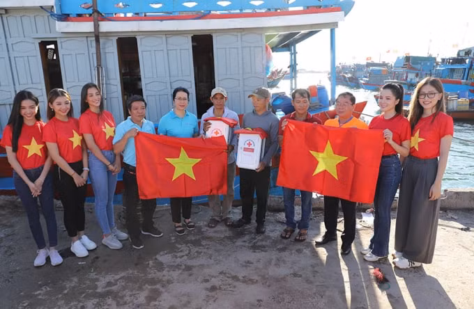 Bà Nguyễn Thị Phượng - Phó Tổng Giám đốc, Trưởng Ban chỉ đạo Phát triển thanh niên Agribank tặng cờ và tủ thuốc cho bà con ngư dân