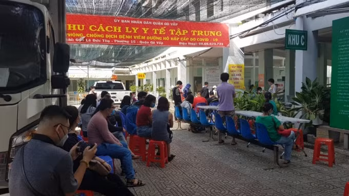 Nhiều chuyên gia y tế cho rằng, các ngành chức năng nên tính tới phương án phân tầng xử lý bệnh nhân Covid-19 nếu xảy ra trường hợp dịch bệnh lan rộng trong cộng đồng.