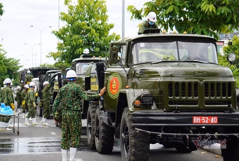 Lúc 13h đoàn xe đặc chủng có mặt trước Trung tâm Y tế quận Sơn Trà. Ảnh: Vietnamnet.