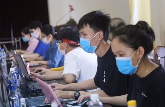 Các thành viên trong tổ tình nguyện đang nhập số liệu từ địa bàn gửi về.