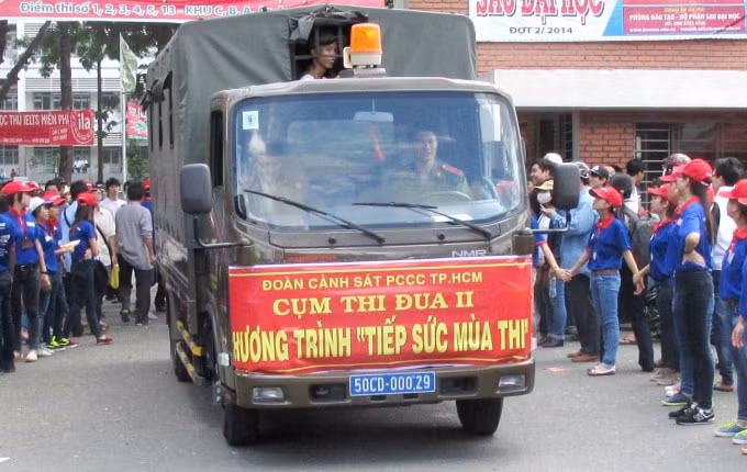 Việc bố trí xe chuyên dụng để đưa các sĩ tử đi thi thường được áp dụng trong các hoàn cảnh đặc biệt (ảnh minh họa - nguồn internet).