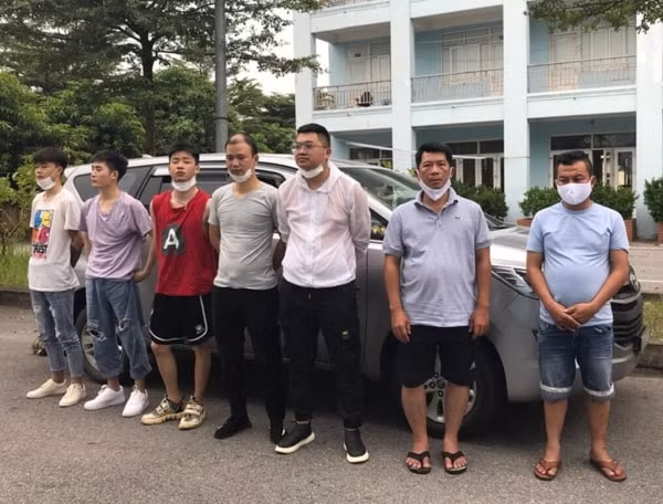 Nhóm người Trung Quốc nhập cảnh trái phép vào Việt Nam đang di chuyển trên trên cao tốc Nội Bài - Lào Cai thì bị phát biện, bắt giữ