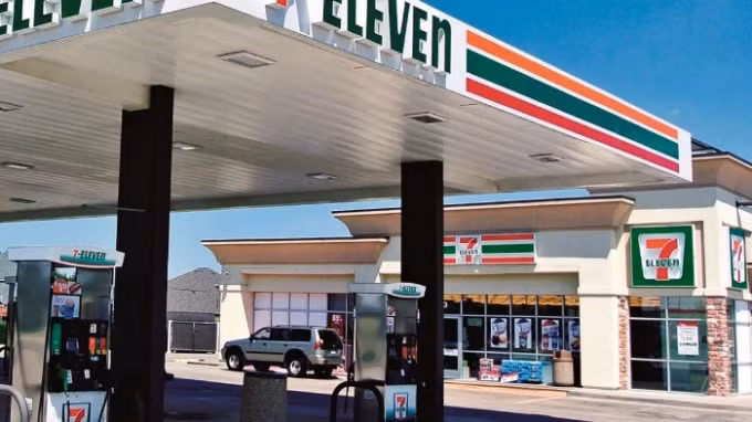 Seven & i tự hào có số lượng cửa hàng tiện lợi lớn nhất ở Hoa Kỳ, bao gồm cả những cửa hàng kết hợp với trạm xăng như trong hình. Ảnh: Nikkei