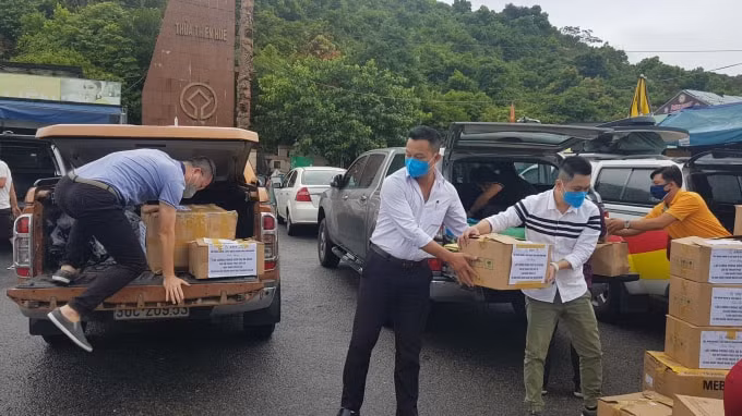 Hàng viện trợ vật tư y tế được chuyển lên xe ô tô của nhóm phóng viên tác nghiệp tại Đà Nẵng