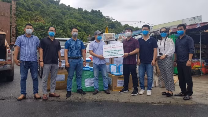 Ông Hà Ngọc Sơn -TGĐ Tập đoàn Aikya Pharma trao vật tư y tế cho nhóm phóng viên tác nghiệp tại Đà Nẵng