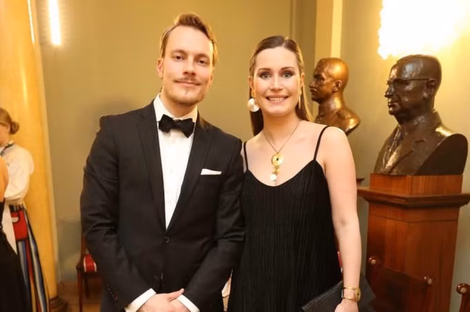 Thủ tướng Phần Lan Sanna Marin duyên dáng bên hôn thê Markus Räikkönen. Ảnh: T.L