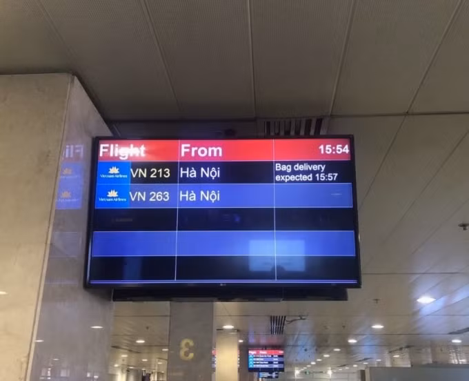 Màn hình hiển thị thông tin tình trạng hành lý đến trên màn hình thông báo chuyến bay (Flight Information Display System - FIDS) tại Sân bay Tân Sơn Nhất.