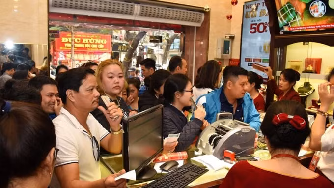 Giao dịch vàng tại Bảo Tín Minh Châu. Ảnh: CTV
