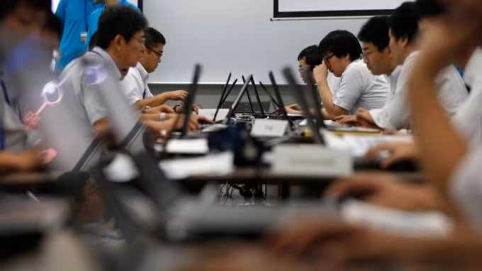 Các nhân viên an ninh mạng từ các bộ và cơ quan của chính phủ Nhật Bản tham gia một cuộc tập trận ở Tokyo - Ảnh: Reuters