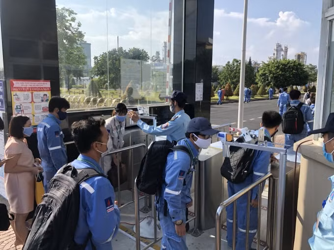 Giữ khoảng cách khi đo thân nhiệt ở Nhà máy Đạm Cà Mau