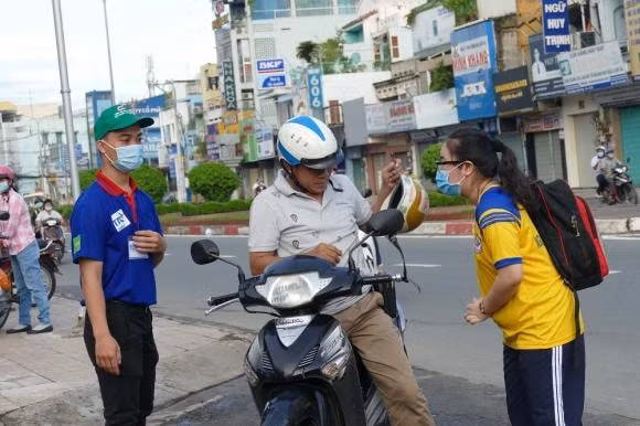 Phụ huynh đưa con đến điểm thi từ rất sớm.