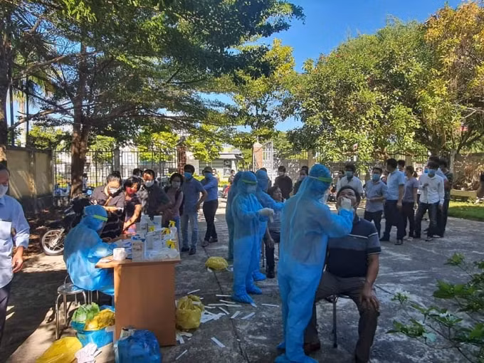 Nhiều trường hợp được xét nghiệm nhanh để đảm bảo an toàn tại các điểm cộng đồng.