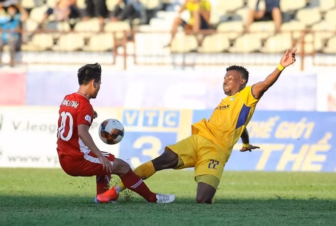 Peter Onyekachi chơi kém chưa ghi bàn nào cho Sông Lam Nghệ An. Ảnh: internet.