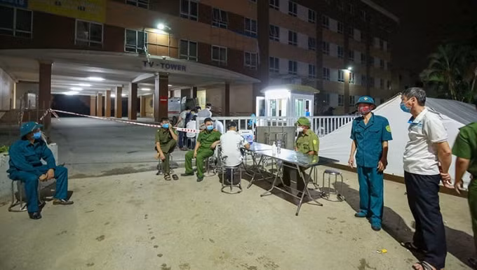 Phong tỏa khu vực, kiểm soát chặt chẽ việc ra vào chung cư Tân Việt do có bệnh nhân mắc Covid-19, phòng chống dịch bệnh lây lan. Ảnh: TL