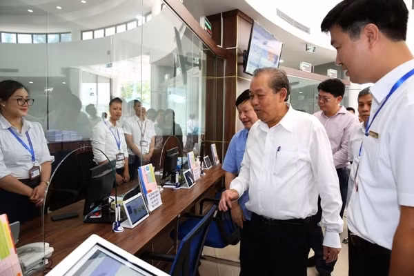 Phó Thủ tướng Trương Hòa Bình kiểm tra Trung tâm Phục vụ hành chính công tỉnh Hưng Yên. Ảnh: VGP